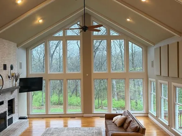 9385 Roosevelt Dr, Saint Louis, MO 63127