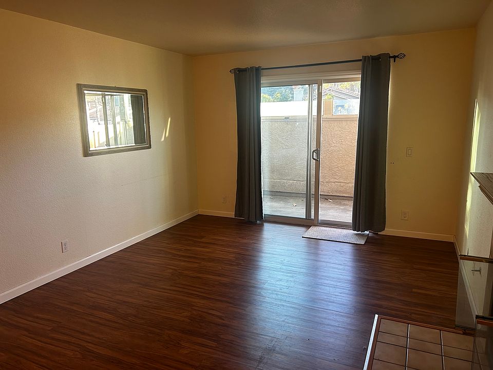 Living room (empty)