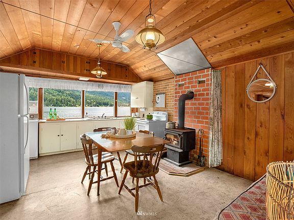 This rambler style one-bedroom 3/4 bath cabin is nestled off North Shore Drive.