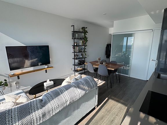 4th image of 161 Roehampton Ave #3902