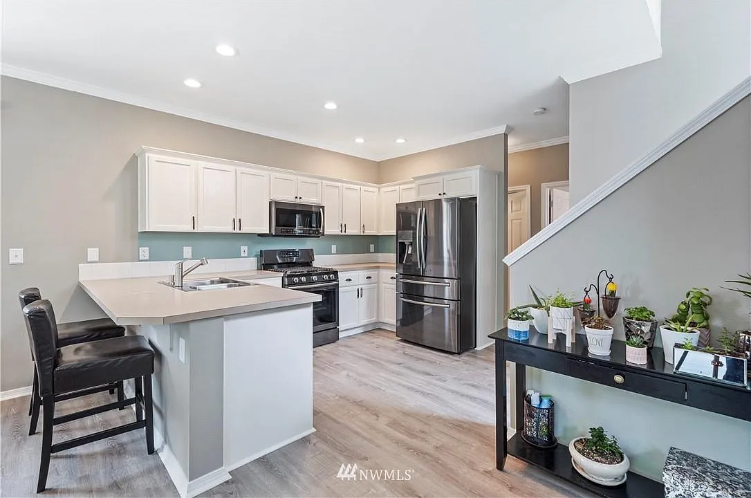 4 bed, 2.5 bath, 1620 sqft, $3,390 — Photo 2