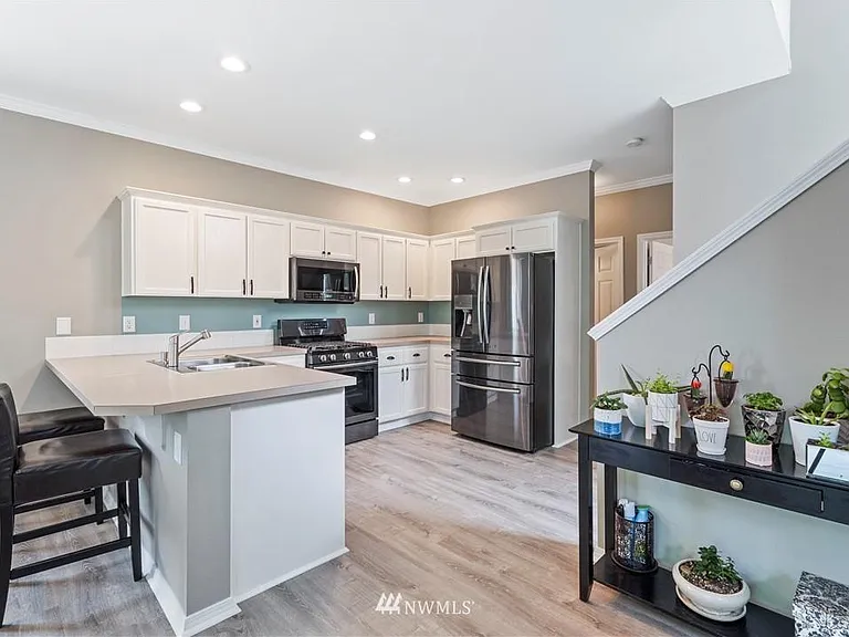 1162 Edmonds Pl NE — Photo 2