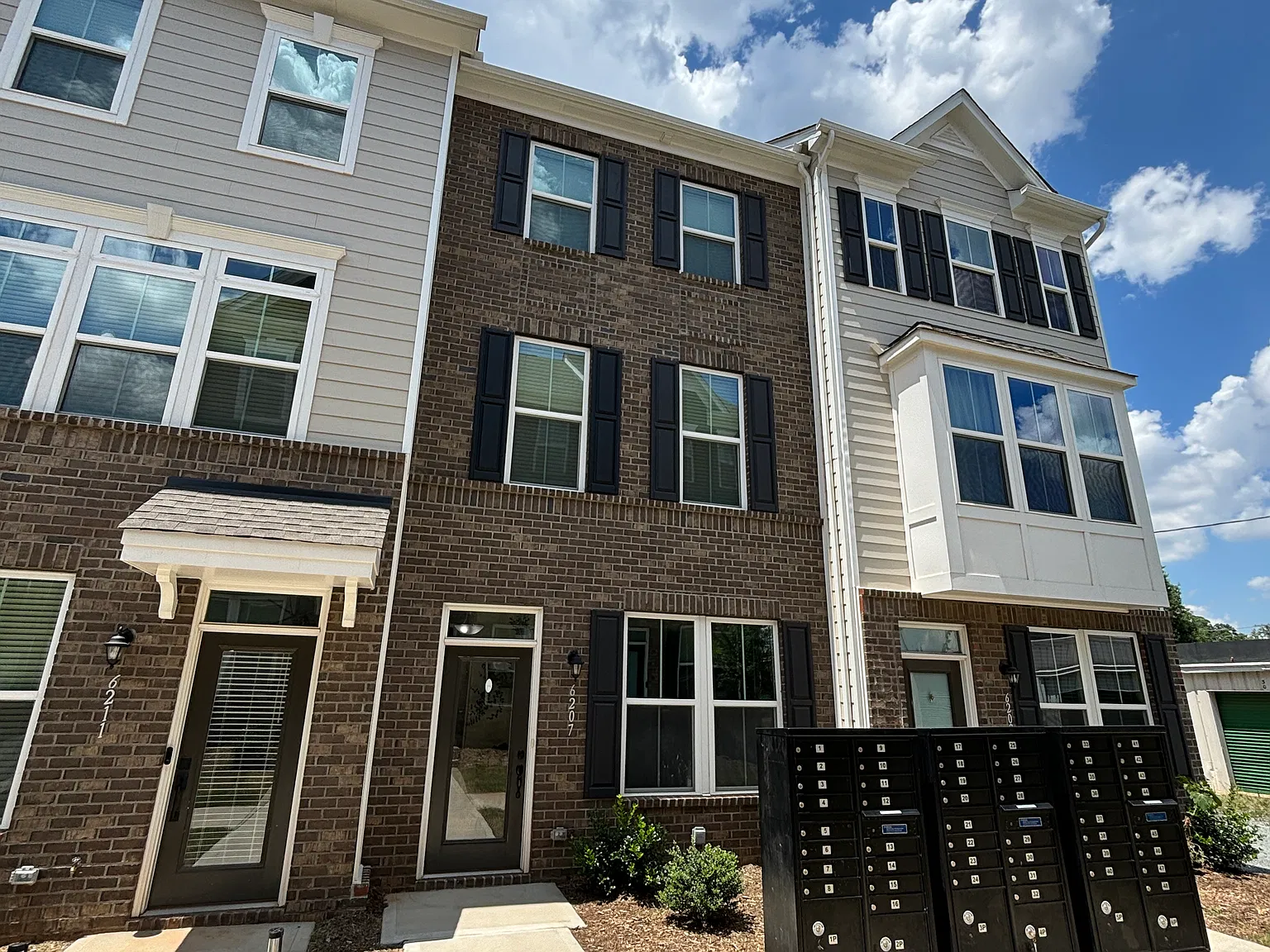 3 bed, 2.5 bath, 1400 sqft, $2,300 — Photo 1