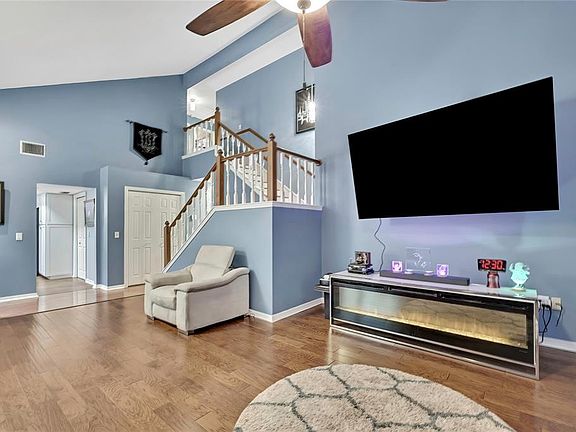 4th image of 46 Greentree St