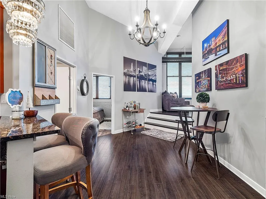2 bed, 899 sqft, $2,250 — Photo 3