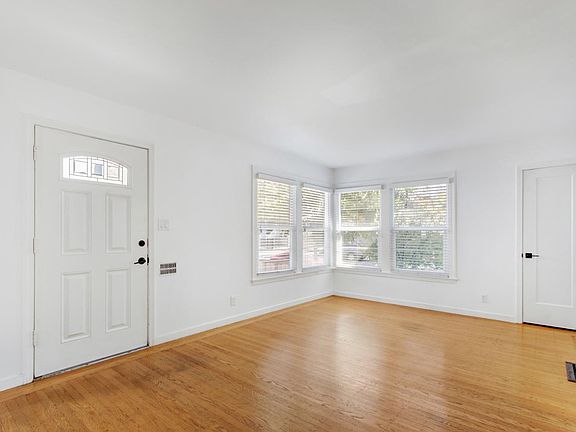 4th image of 2240 33rd St