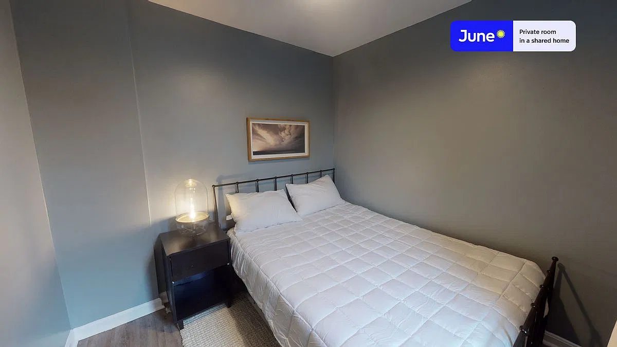 Queen bedroom in 3 bed/1 bath home in North End #471 C — Photo 1