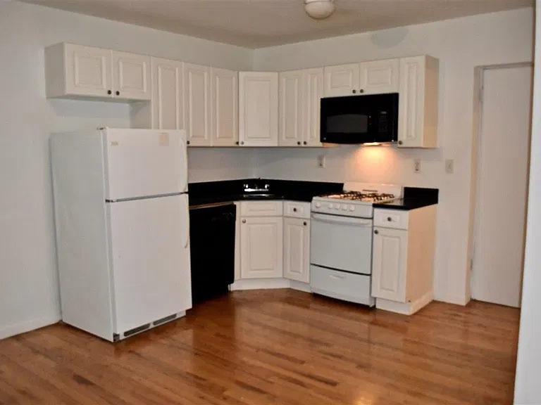 1040 Willow Ave #10B — Photo 2