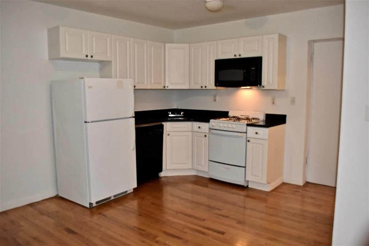 Building Photo - 1040 Willow Ave #10B