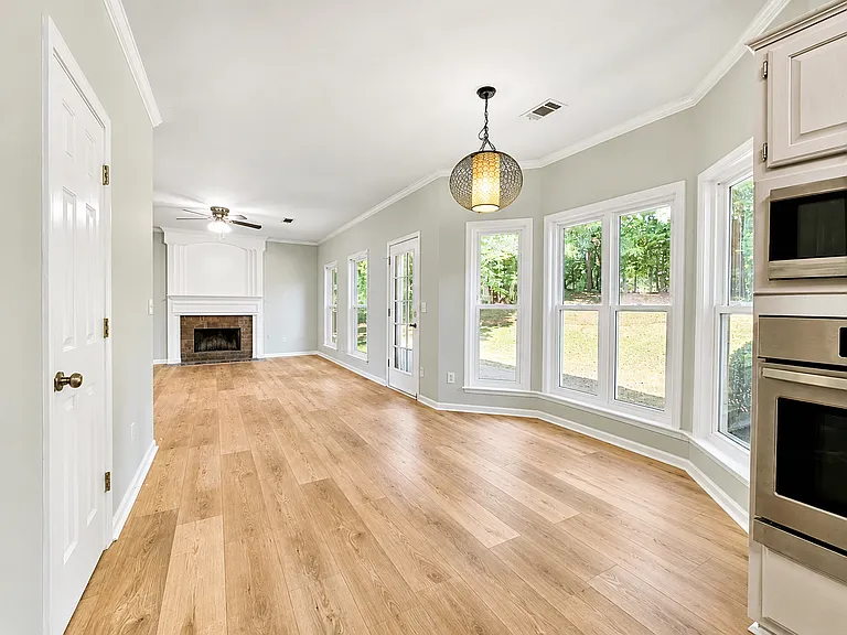 366 Belmont Chase Ct — Photo 5