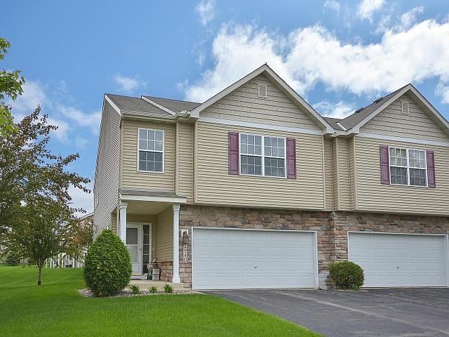 Gorgeous end unit townhome in Shakopee!