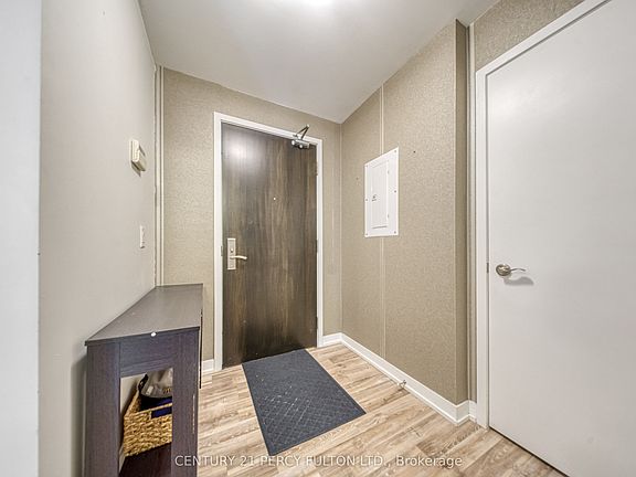 4th image of 840 Queens Plate Dr #802