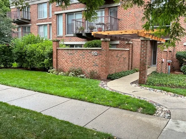 352 Kelburn Rd APT 221, Deerfield, IL 60015