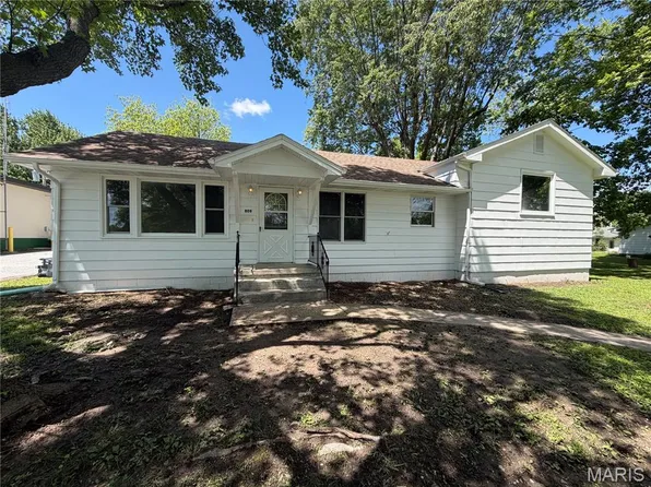 809 S 3rd St, Clarksville, MO 63336