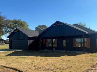 401 W Pryor Ave, Pocola, OK 74902