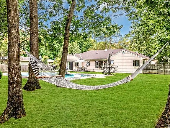2nd image of 19 Sandpiper Ln