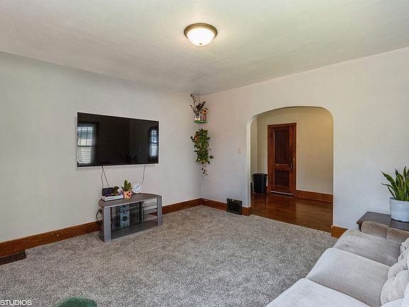 4th image of 213 E 8th St