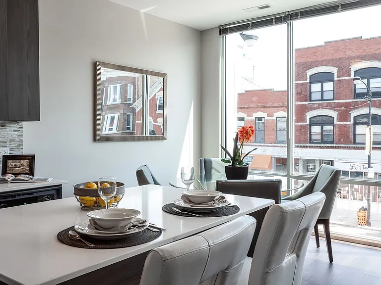 Luxe on Chicago — Photo 2