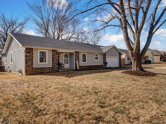 2nd image of 1052 E Oak Tree Lane