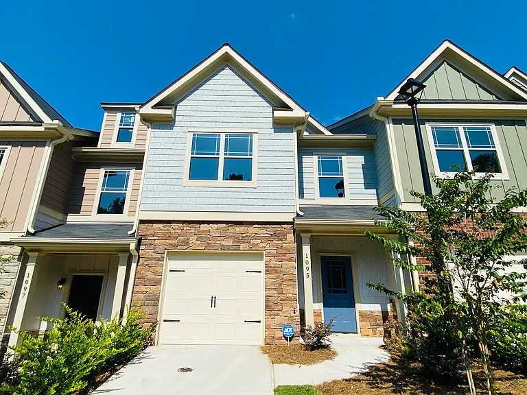1095 N Village Dr — Photo 1