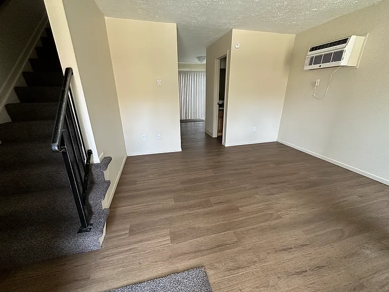 Pleasant Valley Apartments — Photo 22