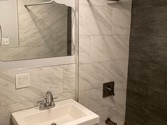 3rd image of 319 21st St APT 2