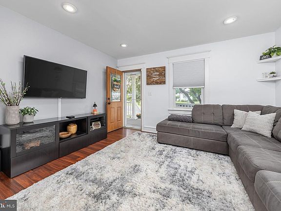 5th image of 512 Beacon Ave
