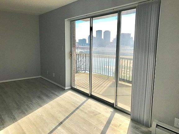 4th image of 727 W Riverview Ave APT 501