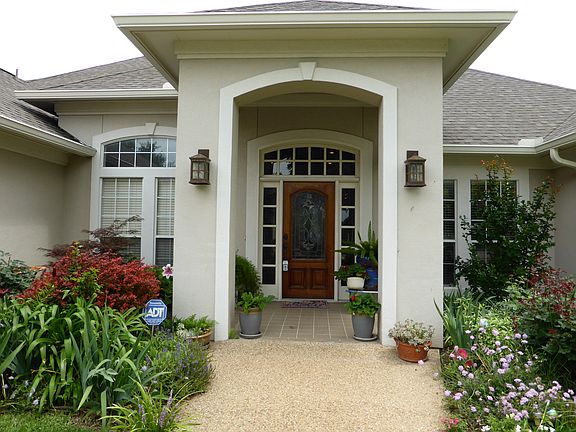 3rd image of 2510 Legend Oaks Dr