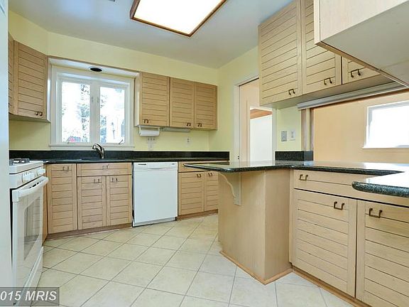5th image of 5027 Cathedral Ave NW