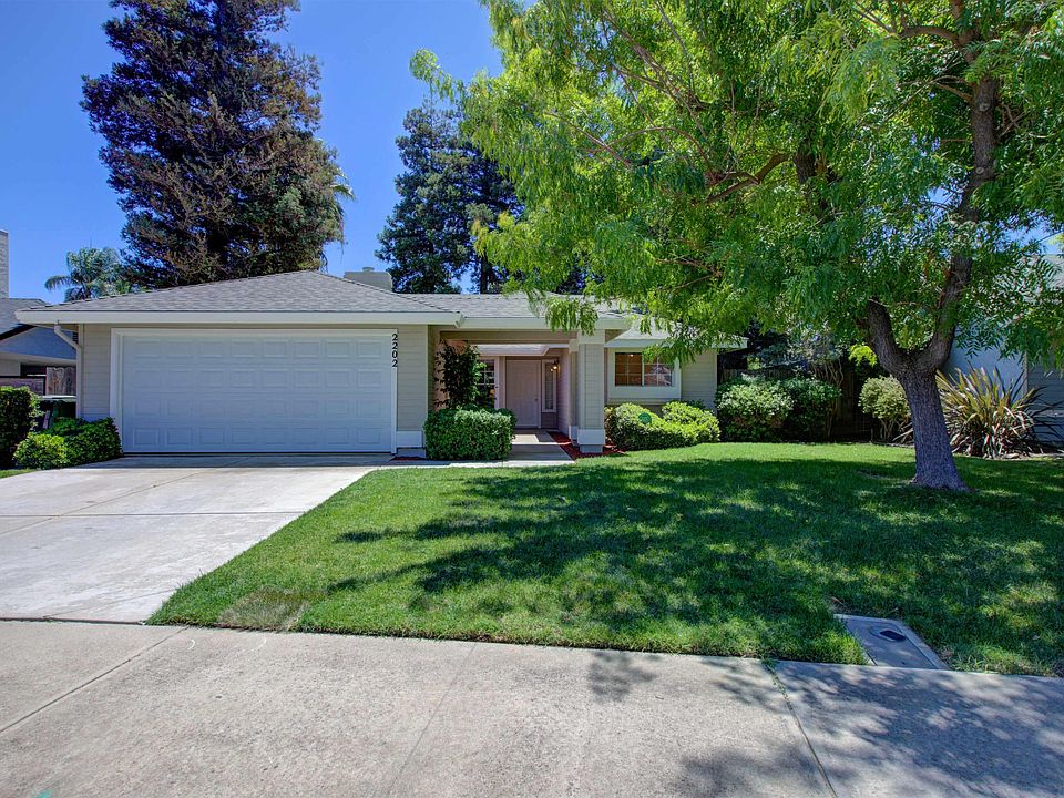 1st image of 2202 Royal Wood Ln