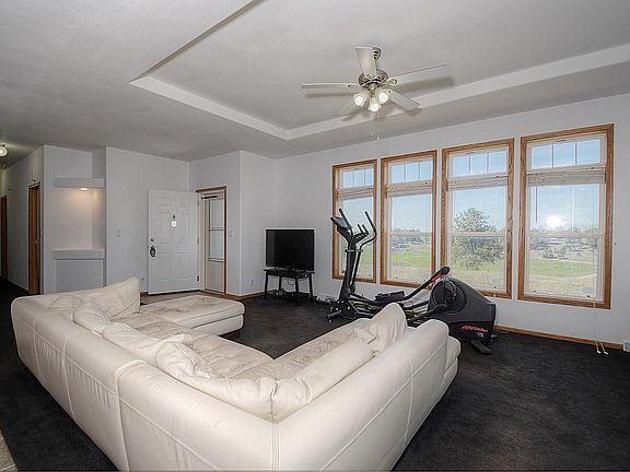 5th image of 623 Valley Dr