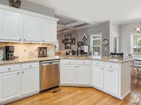 4th image of 4115 Chancellor Dr