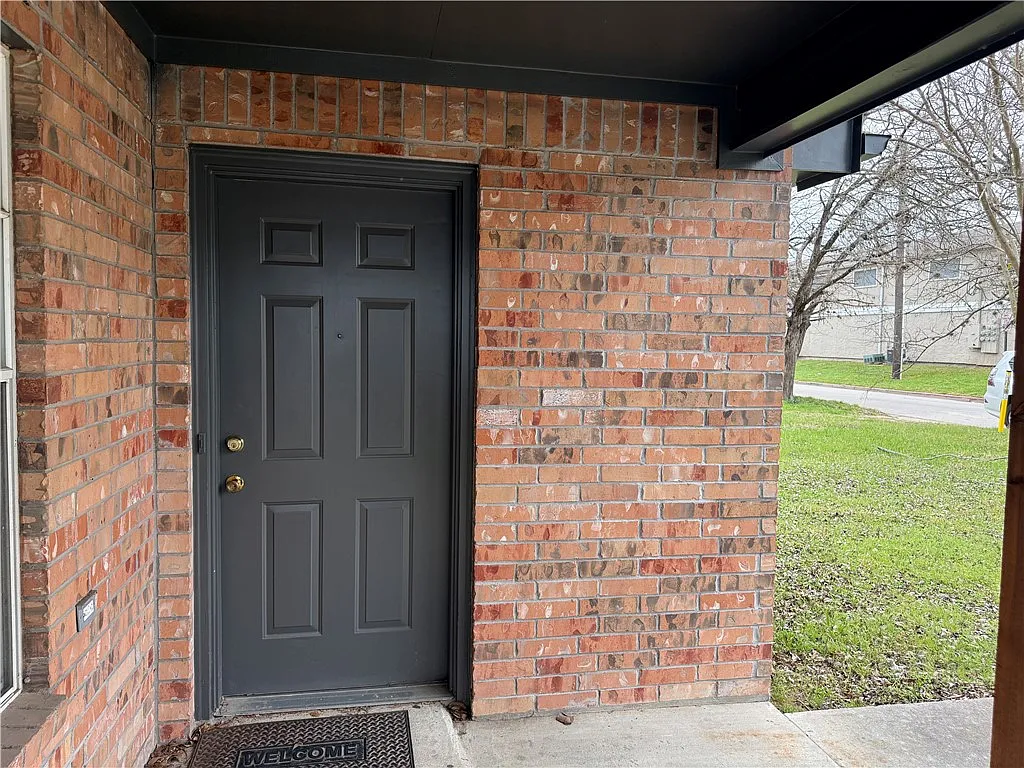 Building Photo - 811 Pasler St
