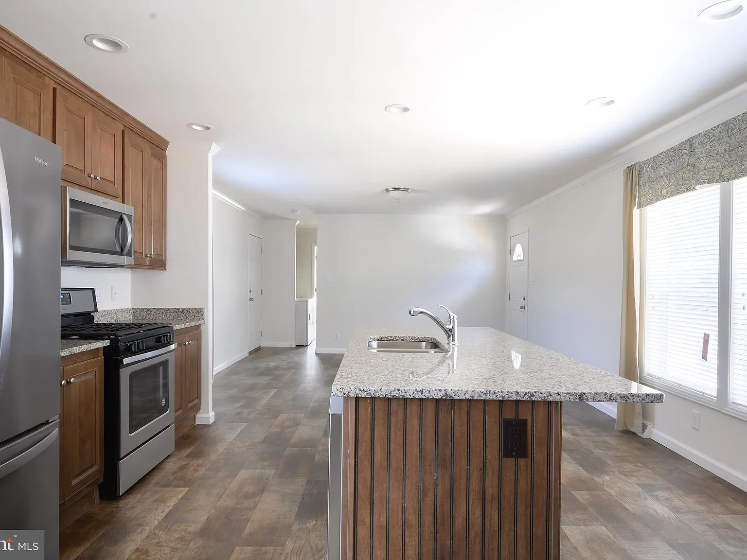 2 bed, 1168 sqft, $1,800 — Photo 3