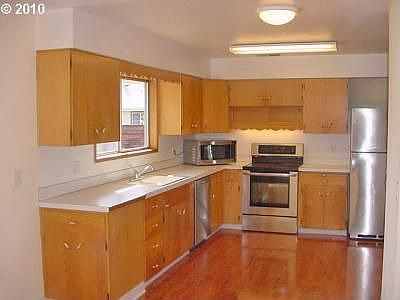 4th image of 1030 SE 16th Ave