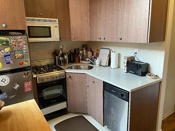5th image of 1284 Pacific St APT 2C