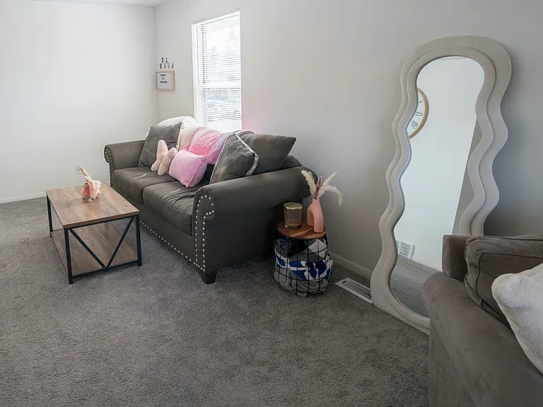 925 Burcham Dr — Photo 3