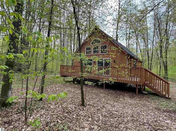 2577 W Schuss Mountain Dr, Bellaire, MI 49615