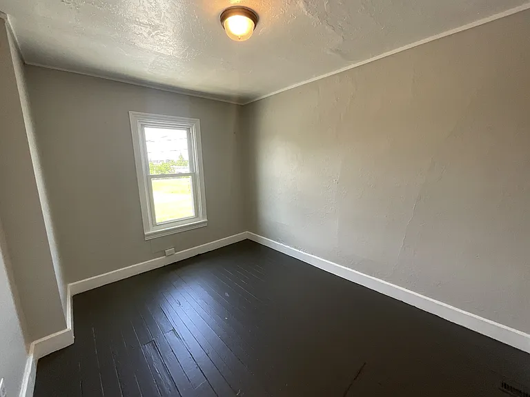 715 Vander Ave — Photo 9
