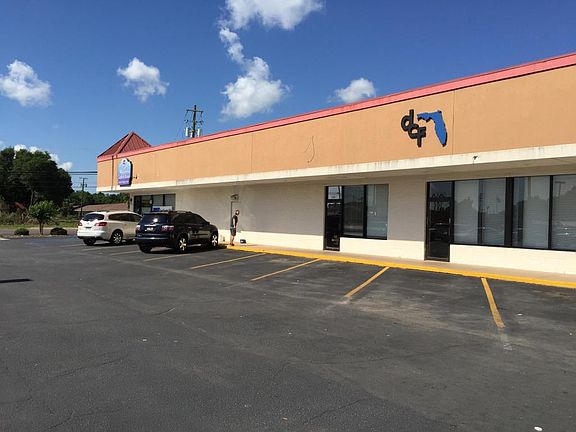 3rd image of 320 W James Lee Blvd