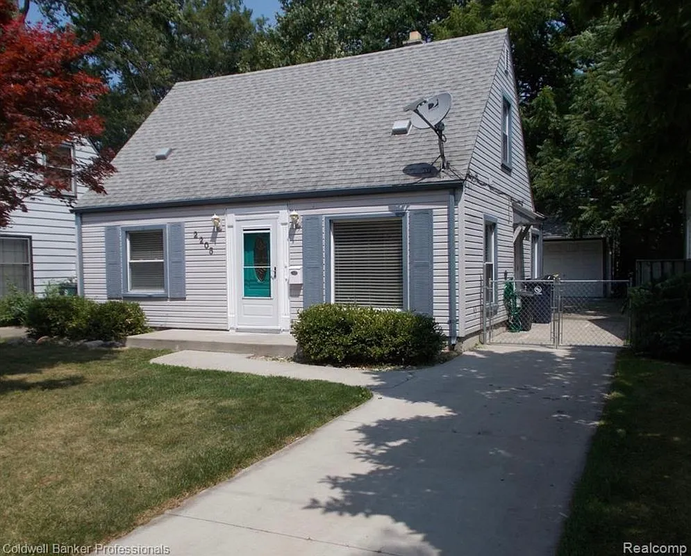 3 bed, 1.0 bath, 936 sqft, $1,900 — Photo 1