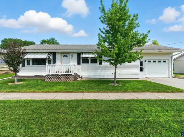 811 3rd St, Scotland, SD 57059