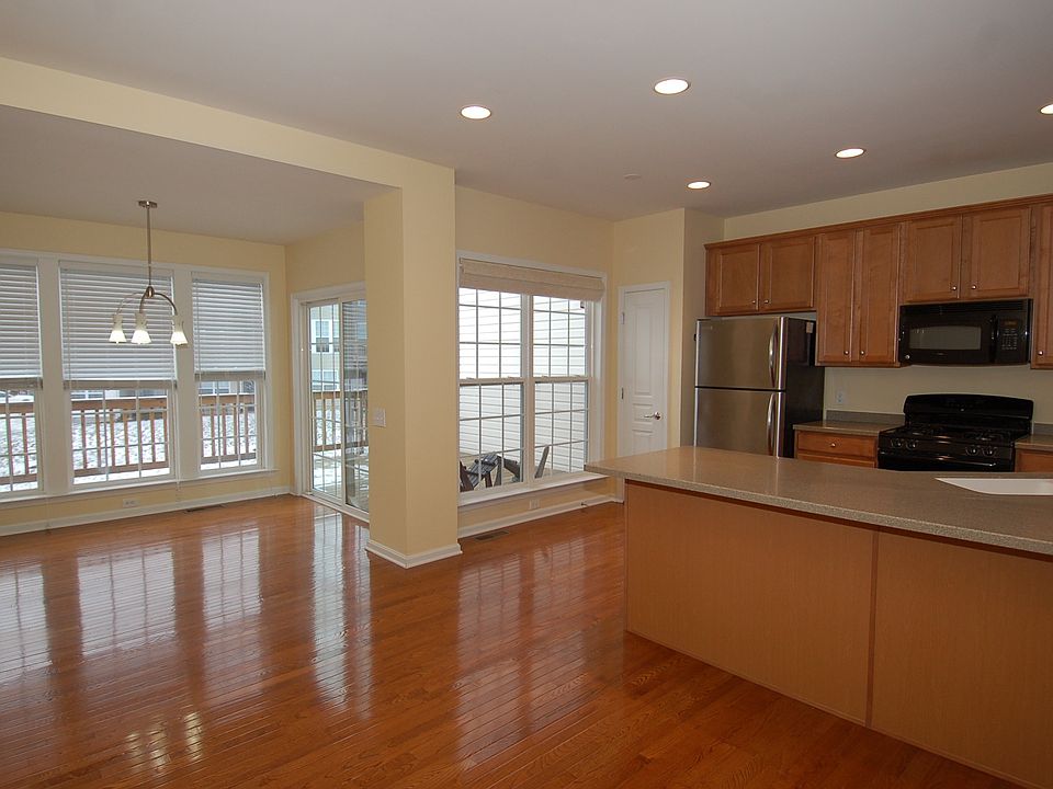 Eat-in kitchen with breakfast nook and peninsula.