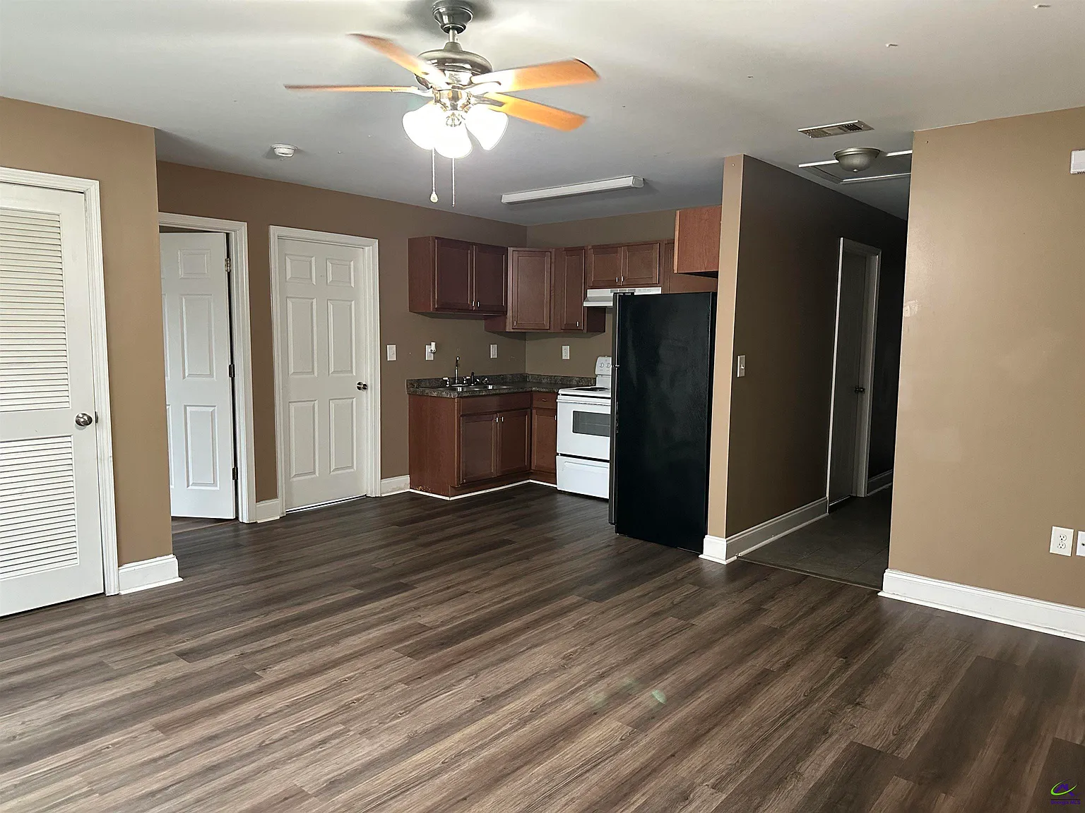 3 bed, 2.0 bath, 960 sqft, $1,100 — Photo 2