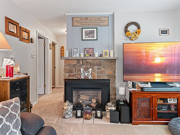 5th image of 327 Charlotte St