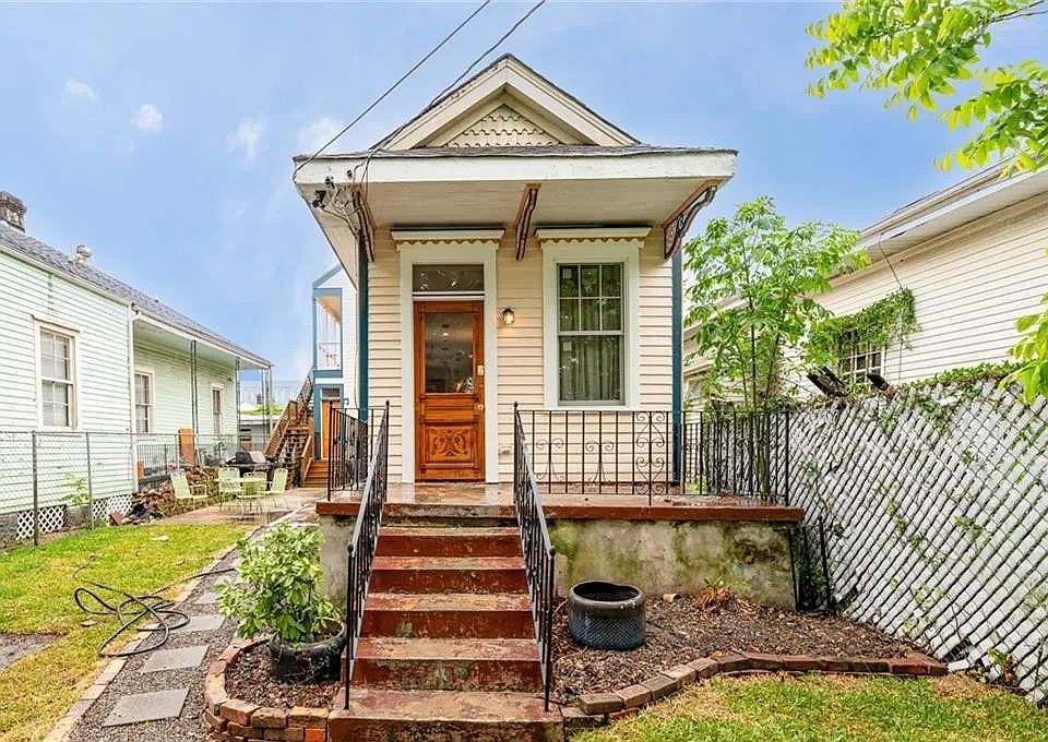 1st image of 2422 Bienville St