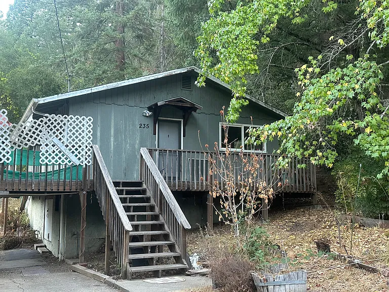 235 Meadow Dr — Photo 1