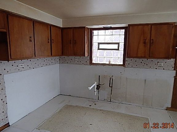 4th image of 14020 S Hoxie Ave