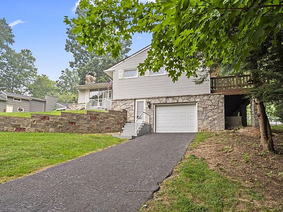4th image of 1080 Beechwood Dr NE